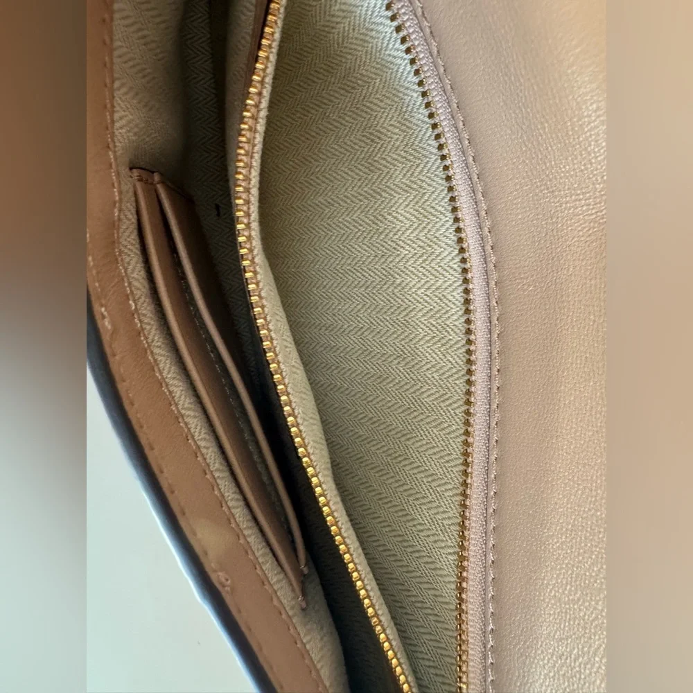 Tory Burch Cream Pebble Leather Kira Clutch with Gold Logo - Picture 7 of 10